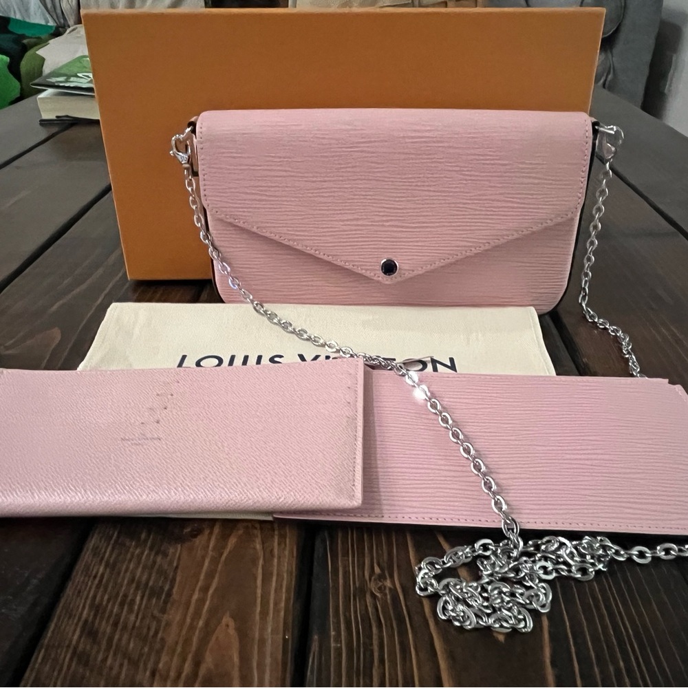 EUC Louis Vuitton Epi Pochette Felice. Rose Ballerine. Silver removeable chain.